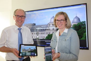 Laden dazu ein, Geschichte auch online zu entdecken: Landrat Manfred Müller und Kirsten John-Stucke, Leiterin des Kreismuseums Wewelsburg, beim offiziellen Start des neuen Internetauftritts der Wewelsburg